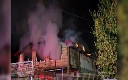 O casa a luat foc dupa explozia unei <span style='background:#EDF514'>BUTELII</span>, in Constanta. Trei persoane s-au autoevacuat