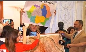 Diana Sosoaca, cu harta Romaniei mari in Parlament: Zelenski nu are ce cauta sa pangareasca pamantul Romaniei