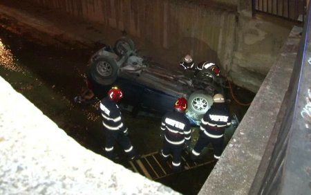 Accident rutier in Targu Mures. O masina a cazut in rau, iar soferul a ramas incarcerat
