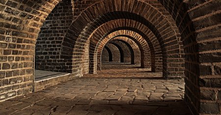 Tunelurile secrete folosite pentru a transporta aurul catre Turnul Comorilor. Au fost ascunse timp de 700 de ani
