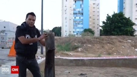 Asa arata rachetele cu care Hamas bombardeaza in Israel. Proiectilul cazut in Ashkelon a fost filmat de echipa Antena 3 CNN