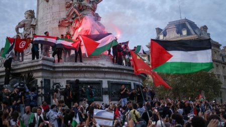 Tensiuni la Paris, dupa ce sute de oameni au manifestat in favoarea Palestinei. Politia a folosit gaze lacrimogene ca sa-i disperseze