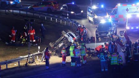 <span style='background:#EDF514'>SAPTE MORTI</span> intr-un accident pe o autostrada germana. Un Mercedes Vito din Austria, plin cu migranti, s-a rasturnat