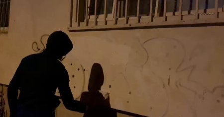 Artistii stradali ai Buzaului, amendati si pusi sa curete mazgalelile pe care le-au lasat in urma lor VIDEO
