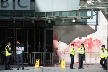 Sediul BBC, stropit cu vopsea rosie in semn de protest fata de refuzul de a-i numi pe militantii Hamas „teroristi” | VIDEO