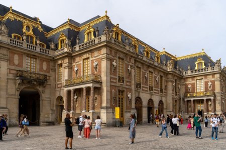 Palatul Versailles, evacuat dupa o alerta cu bomba, la scurt timp dupa ce si <span style='background:#EDF514'>MUZEUL LUVRU</span> a fost inchis din acelasi motiv