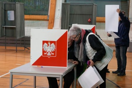 Polonia voteaza azi intr-un scrutin parlamentar crucial, dupa o campanie tensionata care a polarizat tara
