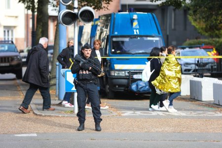 <span style='background:#EDF514'>ALERTA CU BOMBA</span> la scoala din Franta la care un profesor a fost ucis vineri. Elevii si profesorii au fost evacuati