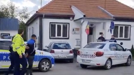 Politisti din Satu Mare, batuti de vecinii unui barbat pe care l-au amendat. Zece persoane au fost retinute