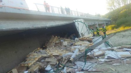 Un TIR a cazut de pe un pod din Valcea, dupa ce a lovit o betoniera