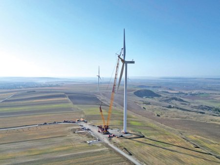 Dupa un deceniu de pauza, Romania in sfarsit sparge gheata in domeniul energiei eoliene cu primele parcuri care vor fi montate anul acesta. In total, 72 MW se vor conecta la retea, dar munca a inceput si pe alte santiere. De un deceniu, investitiile in eoliene au inghetat, dar anul acesta se vor conecta la sistem primele proiecte, un total de 2 MW