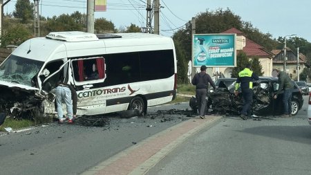 Accident grav pe DN 1 Turda-Cluj-Napoca. Un autoturism s-a ciocnit de un microbuz de calatori, in care se aflau aproximativ 10 pasageri