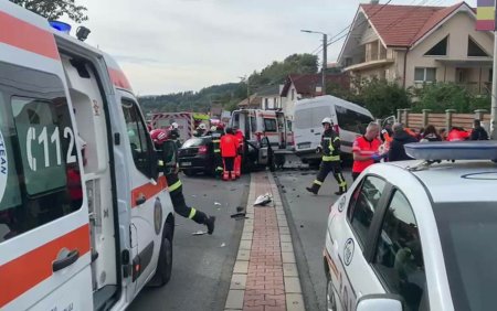 Accident intre un microbuz si o masina, in Cluj. 16 persoane au ajuns la spital | VIDEO