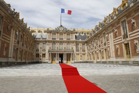 <span style='background:#EDF514'>ALERTA CU BOMBA</span> la Palatul Versailles