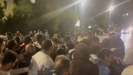 Protestatari incearca sa ia cu asalt Ambasada Israelului din Iordania dupa lovitura asupra spitalului din Gaza
