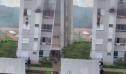 Bunicii au sarit de la <span style='background:#EDF514'>ETAJUL 3</span>, dupa ce nepoata lor de 11 ani a dat foc apartamentului si i-a incuiat in interior, in Brazilia. Care a fost motivul