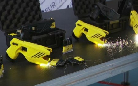 Politia! Soc, Soc!. Dispozitive cu electrosocuri au intrat in dotarea politistilor din Bucuresti
