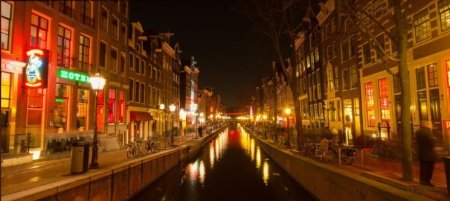 Lucratorii sexuali din Amsterdam protesteaza fata de planul de a muta cartierul rosu