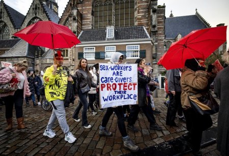 Lucratorii sexuali din Amsterdam se opun planului de mutare a Cartierului rosu in afara orasului