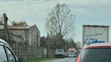 Accident grav pe <span style='background:#EDF514'>DN72</span> in Prahova, in care 20 de persoane au fost implicate. Un microbuz si un TIR s-au ciocnit violent