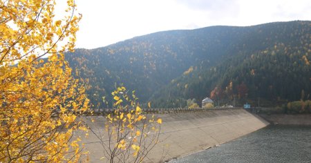 Barajul unicat in Europa, de vazut in Romania. Se afla intr-o zona montana superba din tara noastra FOTO