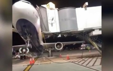 Momentul in care un avion se dezechilibreaza si se ridica pe coada in timp ce era descarcat de bagaje pe aeroport