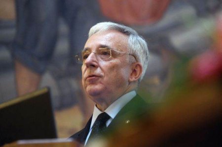 Isarescu: 'Almost all central banks keep half of their gold stock in an international center'