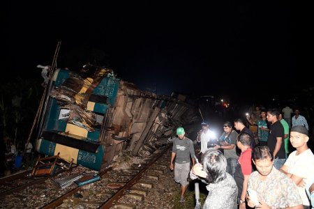 Doua trenuri s-au ciocnit in Bangladesh. Cel putin 17 persoane au murit si alte cateva zeci au fost ranite