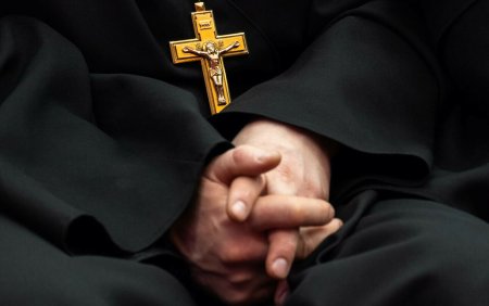Scandal sexual provocat de un episcop. A organizat o orgie la care a invitat un <span style='background:#EDF514'>PROSTITUAT</span> care si-a pierdut cunostinta