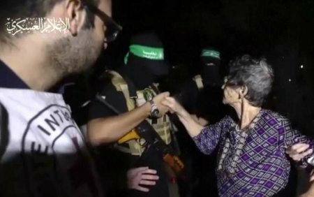 Ostatica Hamas de 85 de ani, criticata pentru ca a dat mana cu un terorist. <span style='background:#EDF514'>RAPITORI</span>i au dat dovada de grija si blandete