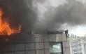 Momentul in care un bucatar sare de la etajul al patrulea, dupa ce cafeneaua in care lucra a luat foc, in India | VIDEO