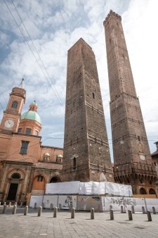 Turnul inclinat din Bologna, monitorizat indeaproape de oamenii de stiinta. Constructia medievala, un risc pentru trecatori si vizitatori
