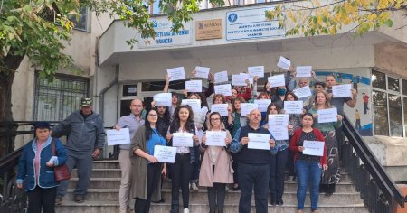 Protest spontan al angajatilor Casei de Pensii Vrancea. Cer <span style='background:#EDF514'>DREPTURI SALARIALE</span> egale cu ale colegilor din structura centrala