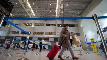 <span style='background:#EDF514'>ALERTA CU BOMBA</span> pe cinci aeroporturi din Franta