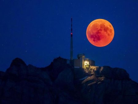 Eclipsa partiala de Luna, in noaptea de sambata spre duminica