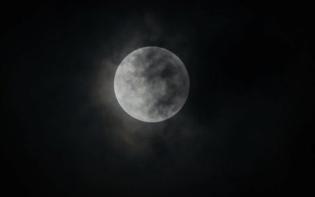 Eclipsa partiala de Luna in noaptea de sambata spre duminica