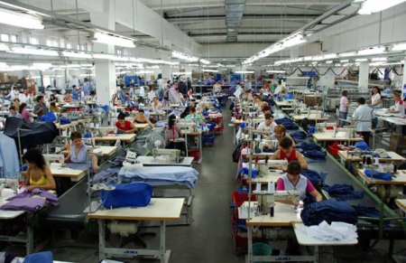 ZF: Romania si-a pierdut statutul de croitorasul Europei pentru ca a devenit prea scumpa. Doar in ultimul an au disparut peste 1.200 de firme si 10.000 de salariati. Lumea ne cunoaste sub denumirea de <span style='background:#EDF514'>CROITORU</span>l sau pantofarul Europei, dar lucrurile nu mai stau chiar asa. Nu mai exista fabrici de incaltaminte romanesti, la fel si fabrici de textile