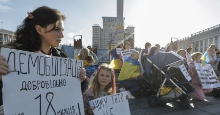 <span style='background:#EDF514'>SOTIILE</span> soldatilor ucraineni au manifestat pentru a cere demobilizarea acestora dupa 18 luni de razboi