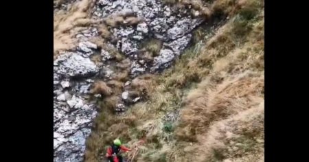 Cadavrul unui tanar disparut in Bucegi la 8 octombrie a fost gasit si recuperat de salvamontisti  - VIDEO