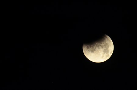 Eclipsa partiala de Luna in noaptea de sambata spre duminica. <span style='background:#EDF514'>LA CE ORA</span> poate fi vazuta