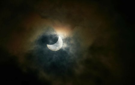 Eclipsa partiala de Luna, vizibila in Romania, pe 28 octombrie 2023: <span style='background:#EDF514'>LA CE ORA</span> va fi apogeul