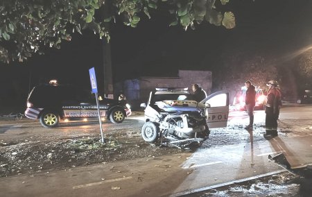 Patru politisti au ajuns la spital, dupa ce doua autospeciale s-au ciocnit in timpul unei urmariri, in Arad | VIDEO