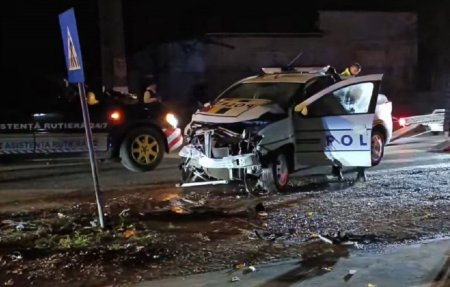 Doi dintre agentii dusi la spital dupa accidenteul dintre doua masini de Politie sunt grav raniti. Cei patru tineri pe care-i urmareau politistii au fost gasiti
