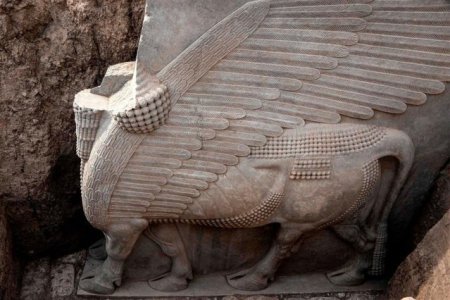 Arheologii au descoperit in Irak statuia veche de 2.700 de ani a unui Lamassu, un taur inaripat asirian
