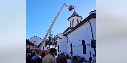 Imagini cu arhiepiscopul Tomisului cocotat intr-o nacela pentru a sfinti crucile de pe turla unei biserici din Agigea | VIDEO