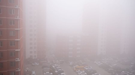 Poluarea e atat de severa in nordul Chinei incat zborurile au fost anulate, iar unele autostrazi sunt inchise