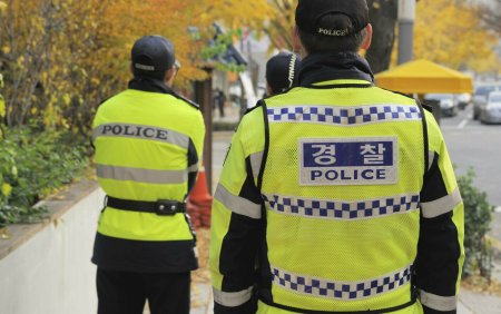 Doi ofiteri de politie au fost injunghiati in fata unui complex prezidential din Coreea de Sud