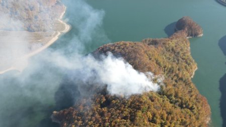 Incendiu puternic pe Valea Doftanei, in Prahova! Ard 12.000 de mp de padure, langa Barajul <span style='background:#EDF514'>PALTINU</span>