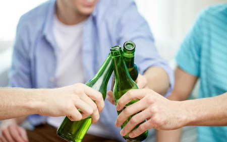 Consumul de alcool in cazul tinerilor scade dramatic glicemia. Avertismentul medicilor
