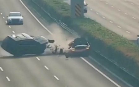 Un <span style='background:#EDF514'>LAMBORGHINI</span> si un SUV s-au facut praf pe o autostrada. Unul dintre bolizi era oprit pe banda de urgenta. FOTO